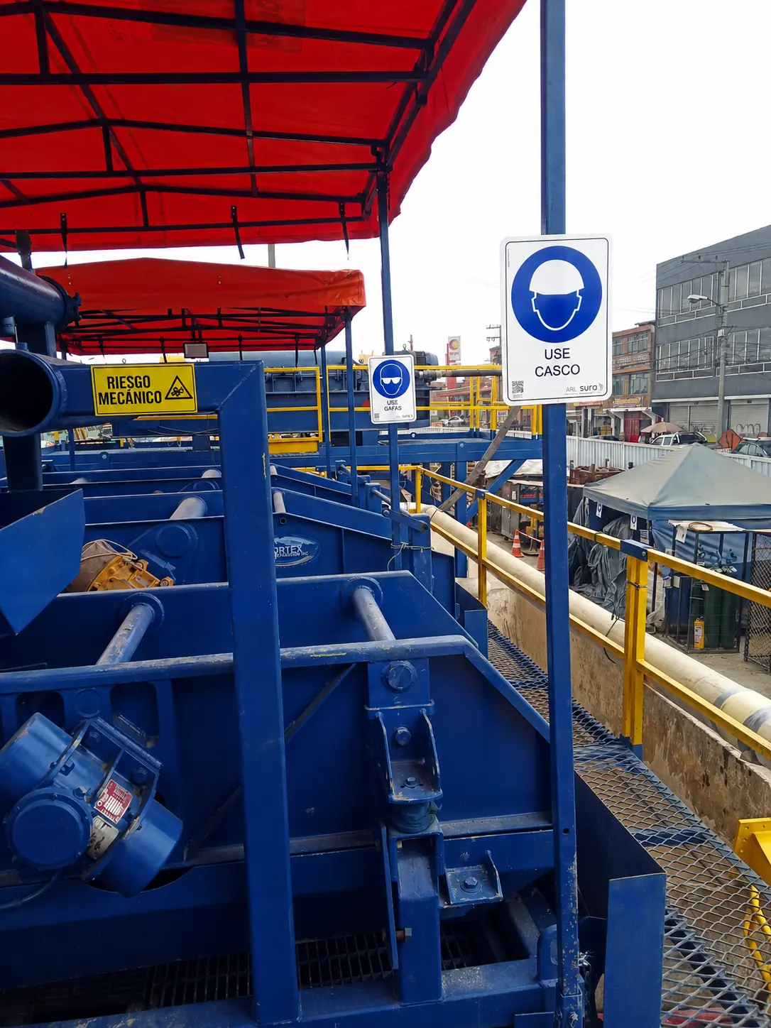 Equipos industriales con señalización de seguridad operacional